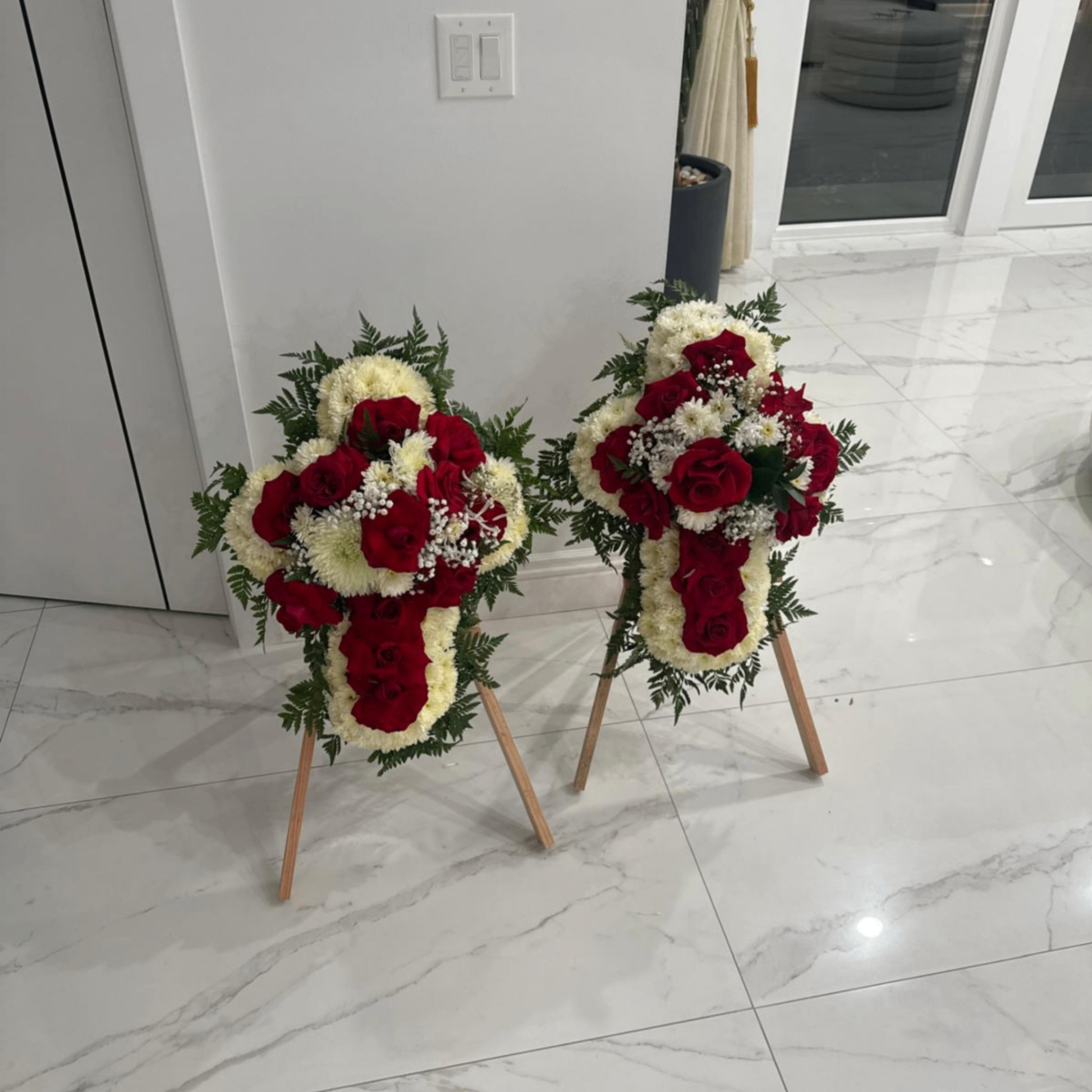 Red white double cross standing spray pair
